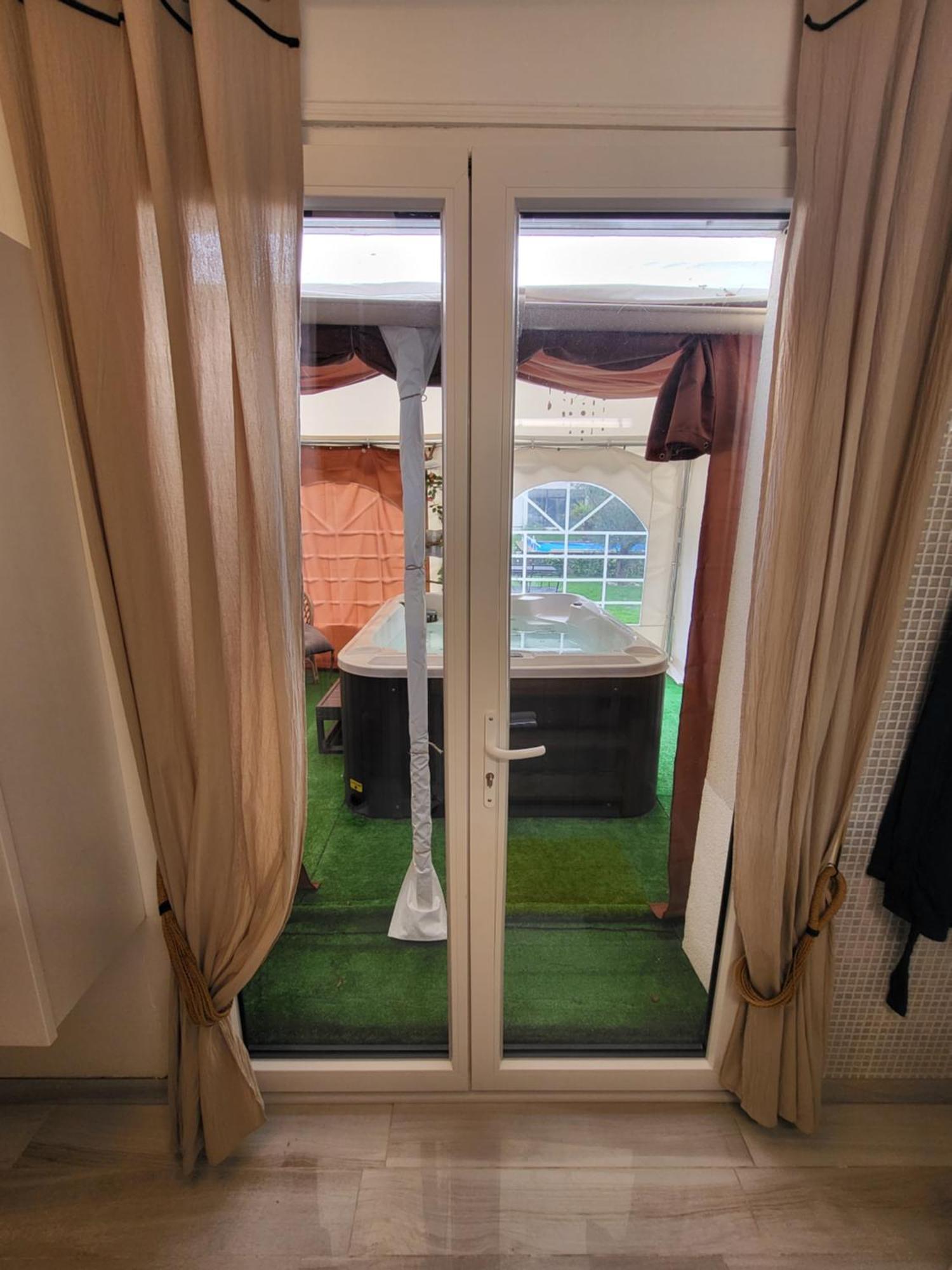 Choisy Le Jacuzzi Bed & Breakfast ภายนอก รูปภาพ